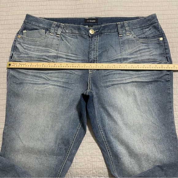 Lane Bryant Lightly Flared Stretch Medium Wash Jeans with Detail Pocket Size 28 - Picture 5 of 10